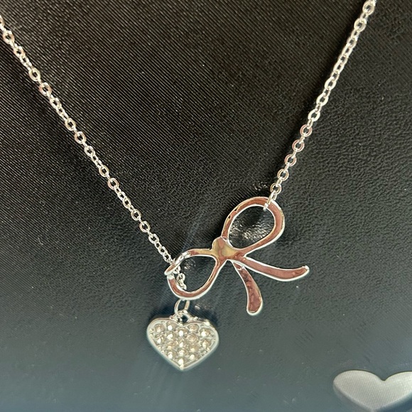 Elegant Silver Heart Pendant Necklace - Picture 2 of 2